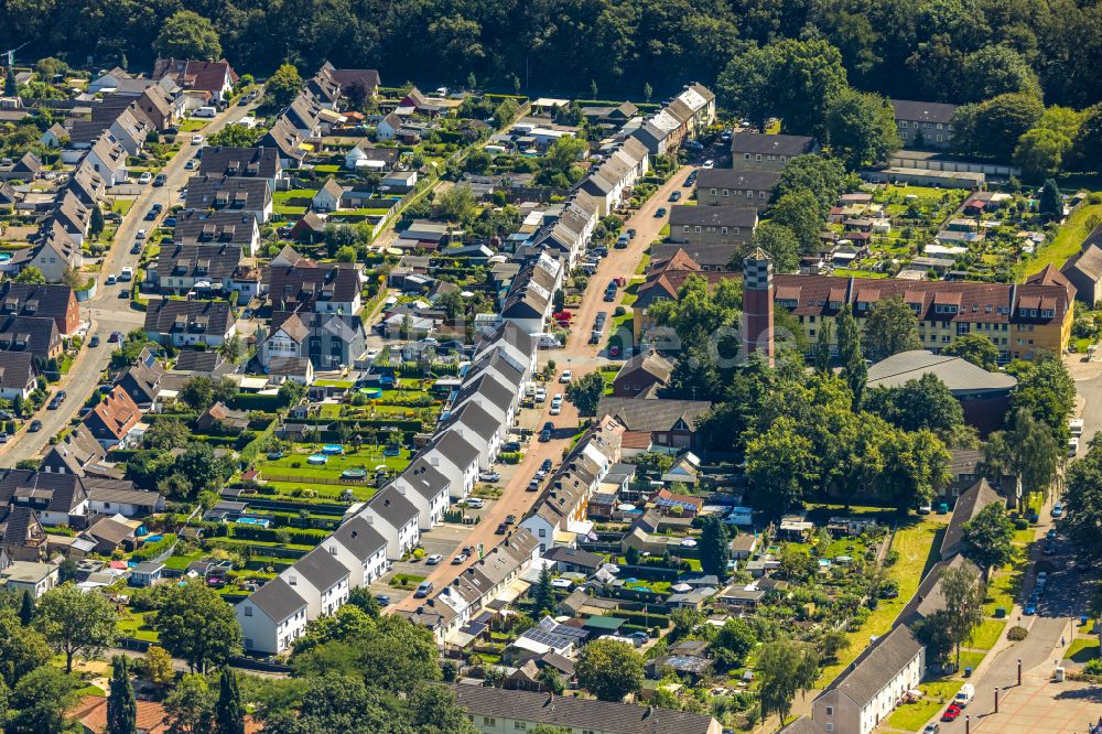 Voerde (Niederrhein) von oben - Wohngebiet einer Einfamilienhaus- Siedlung am Leitkamp in Voerde (Niederrhein) im Bundesland Nordrhein-Westfalen - NRW, Deutschland