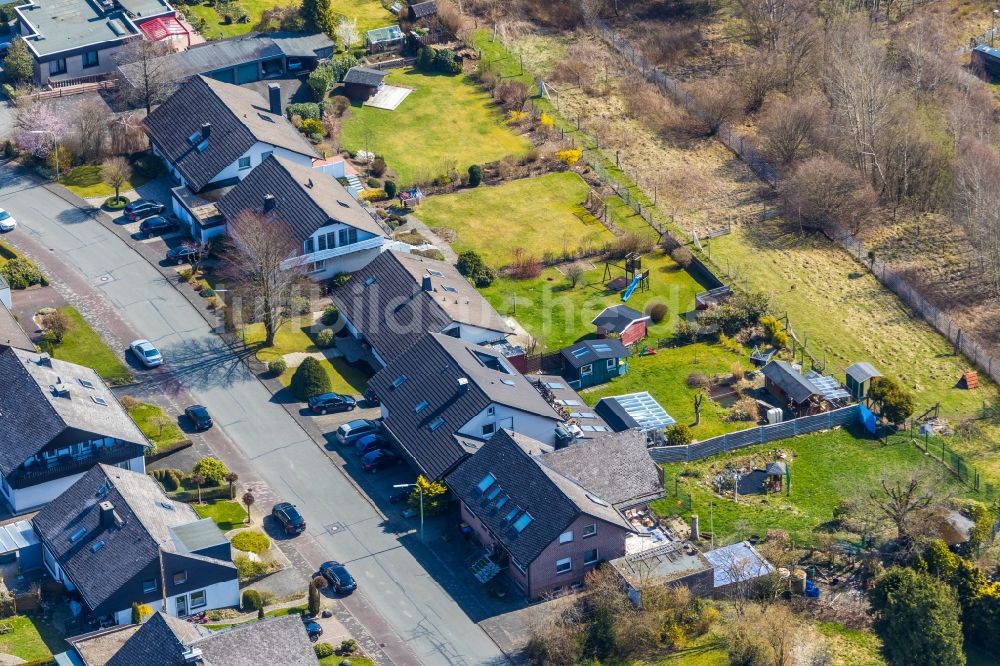 Luftaufnahme Meschede - Wohngebiet einer Einfamilienhaus- Siedlung an der Liegnitzer Straße in Meschede im Bundesland Nordrhein-Westfalen, Deutschland