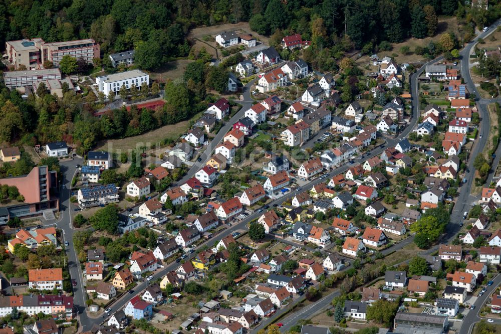 Lohr am Main aus der Vogelperspektive: Wohngebiet einer Einfamilienhaus- Siedlung in Lohr am Main im Bundesland Bayern, Deutschland