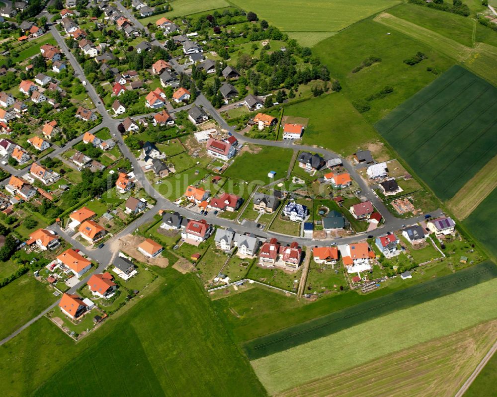 Maar von oben - Wohngebiet einer Einfamilienhaus- Siedlung in Maar im Bundesland Hessen, Deutschland