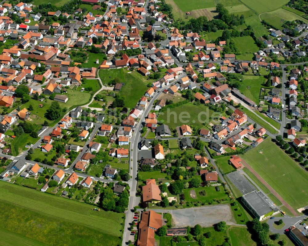 Maar von oben - Wohngebiet einer Einfamilienhaus- Siedlung in Maar im Bundesland Hessen, Deutschland