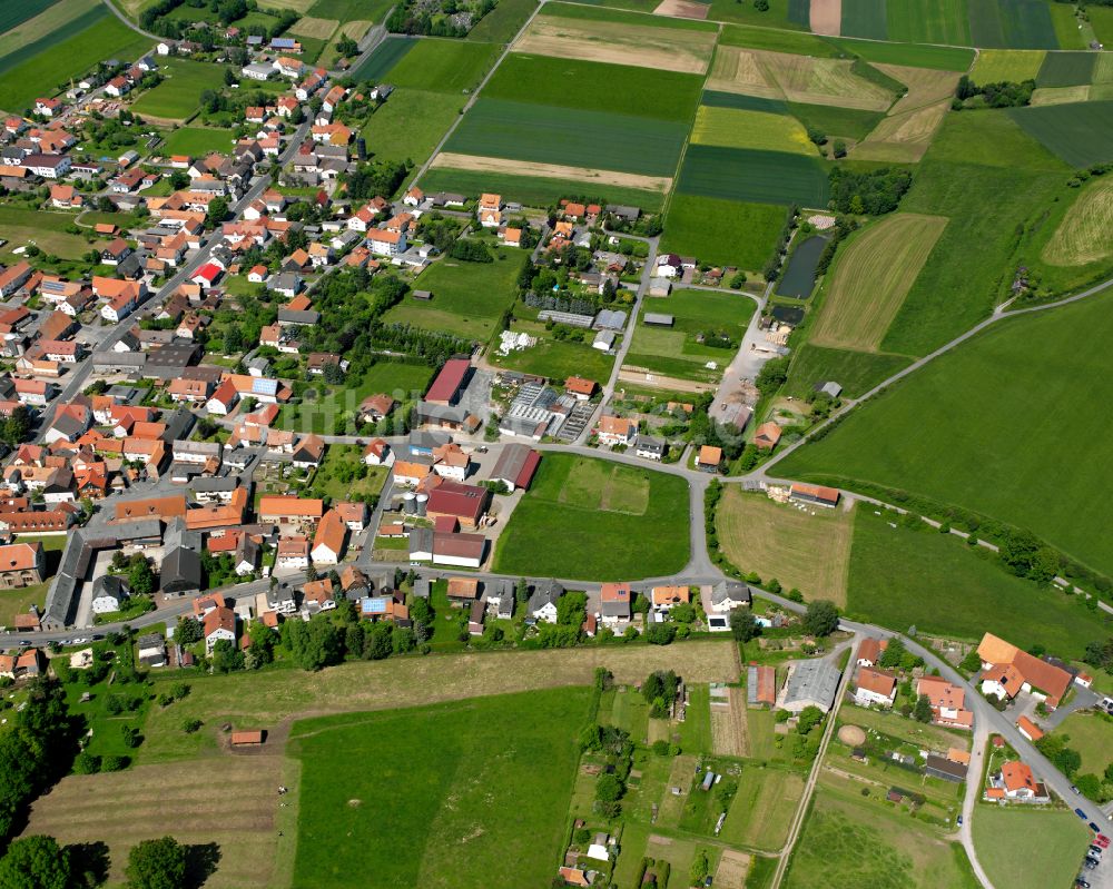 Maar aus der Vogelperspektive: Wohngebiet einer Einfamilienhaus- Siedlung in Maar im Bundesland Hessen, Deutschland