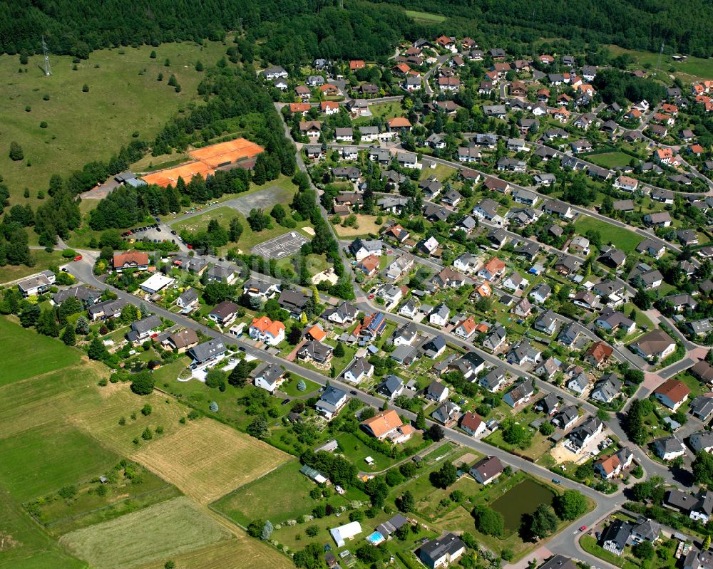 Manderbach aus der Vogelperspektive: Wohngebiet einer Einfamilienhaus- Siedlung in Manderbach im Bundesland Hessen, Deutschland