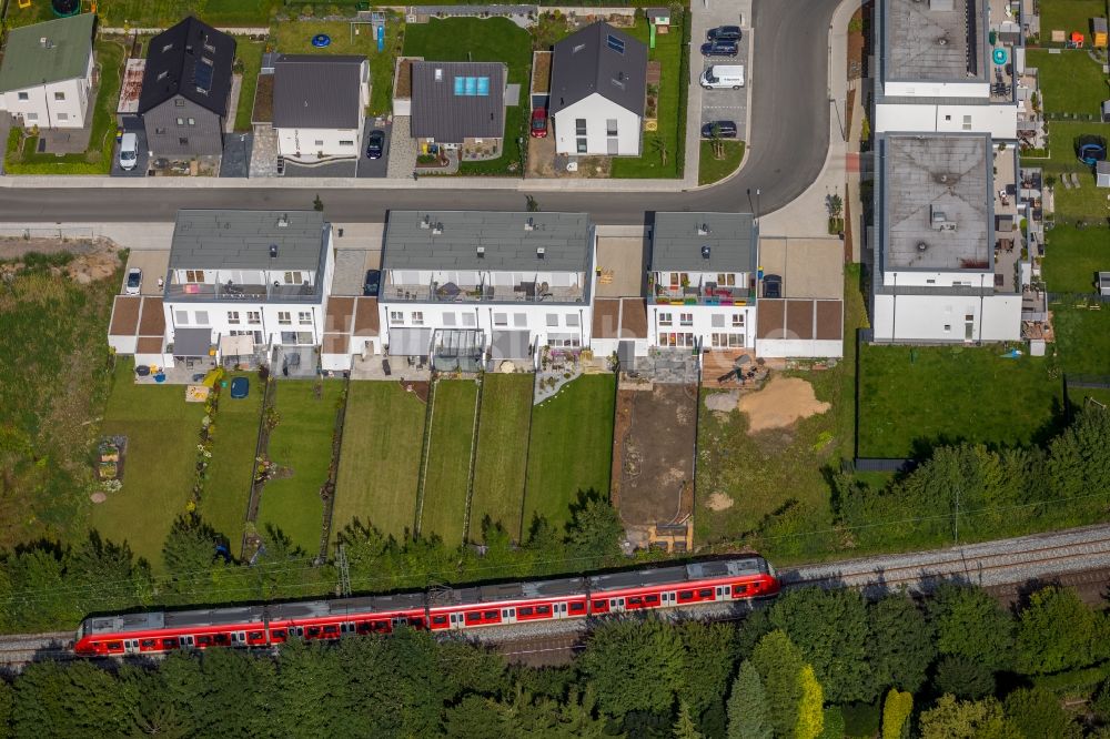 Essen von oben - Wohngebiet einer Einfamilienhaus- Siedlung an der Mariannenbahn in Essen im Bundesland Nordrhein-Westfalen - NRW, Deutschland