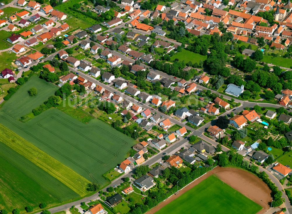 Marnheim von oben - Wohngebiet einer Einfamilienhaus- Siedlung in Marnheim im Bundesland Rheinland-Pfalz, Deutschland