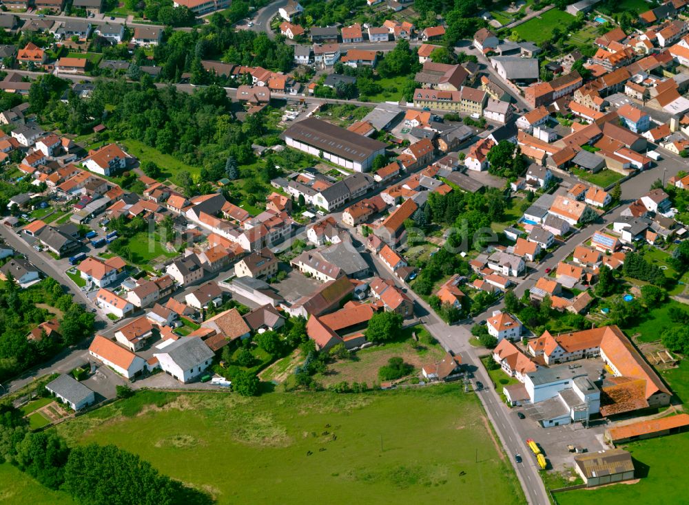 Marnheim aus der Vogelperspektive: Wohngebiet einer Einfamilienhaus- Siedlung in Marnheim im Bundesland Rheinland-Pfalz, Deutschland