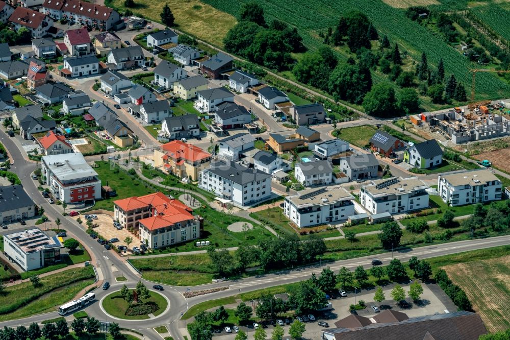 Ettenheim aus der Vogelperspektive: Wohngebiet mit einer Einfamilienhaus- Siedlung und Mehrfamilienhäuser Im Fürstenfeld in Ettenheim im Bundesland Baden-Württemberg, Deutschland