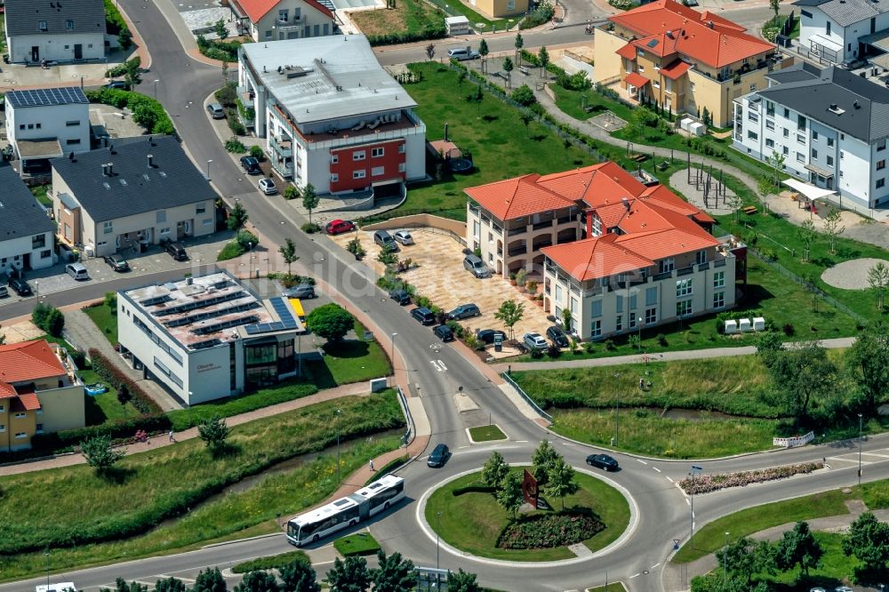 Ettenheim aus der Vogelperspektive: Wohngebiet mit einer Einfamilienhaus- Siedlung und Mehrfamilienhäuser Im Fürstenfeld in Ettenheim im Bundesland Baden-Württemberg, Deutschland