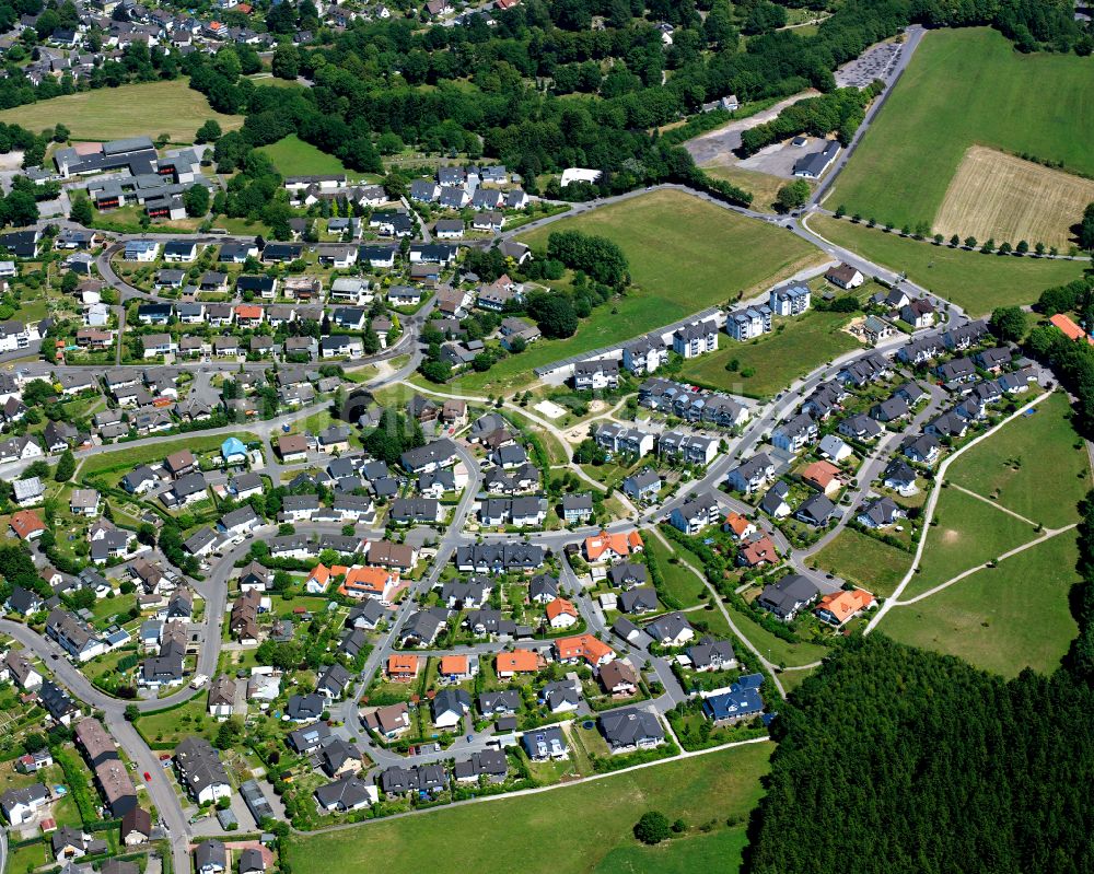 Luftaufnahme Meinerzhagen - Wohngebiet einer Einfamilienhaus- Siedlung in Meinerzhagen im Bundesland Nordrhein-Westfalen, Deutschland