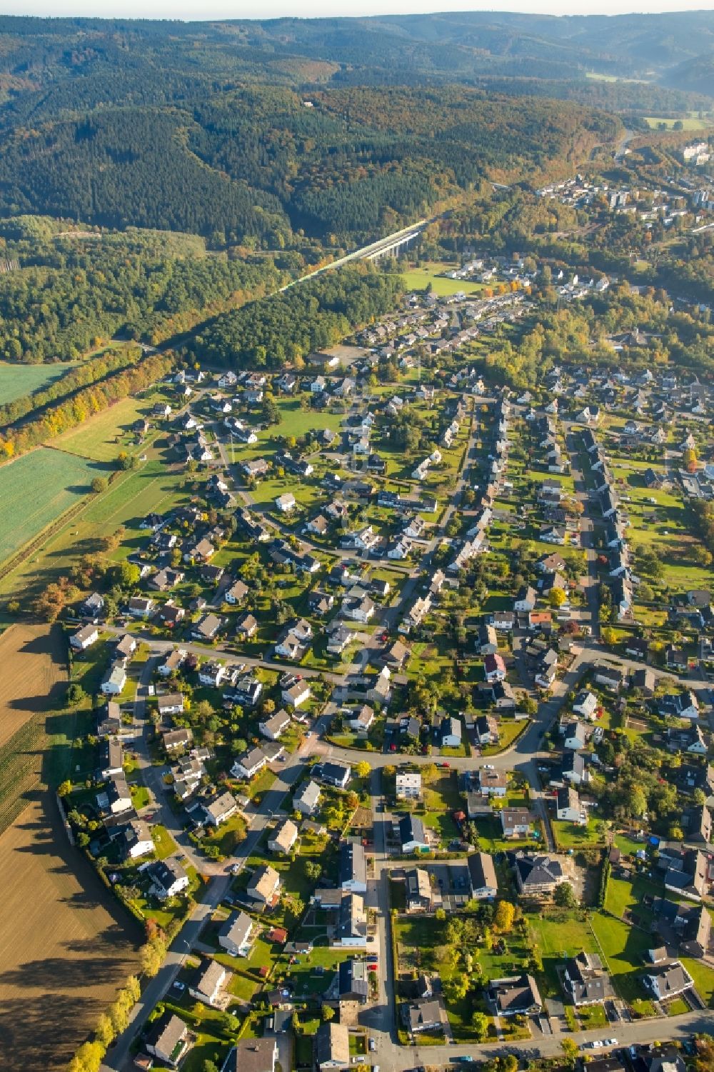 Luftaufnahme Meschede - Wohngebiet einer Einfamilienhaus- Siedlung in Meschede im Bundesland Nordrhein-Westfalen