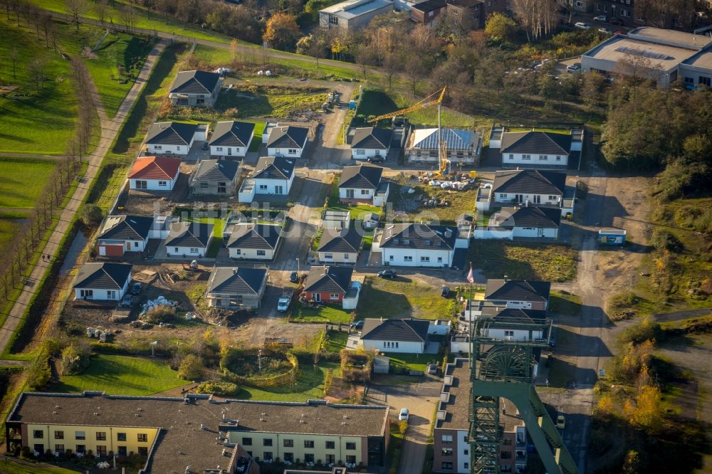 Oberhausen von oben - Wohngebiet einer Einfamilienhaus- Siedlung auf dem MÜGA-Gelände an der ehemaligen Zeche Osterfeld in Oberhausen im Bundesland Nordrhein-Westfalen