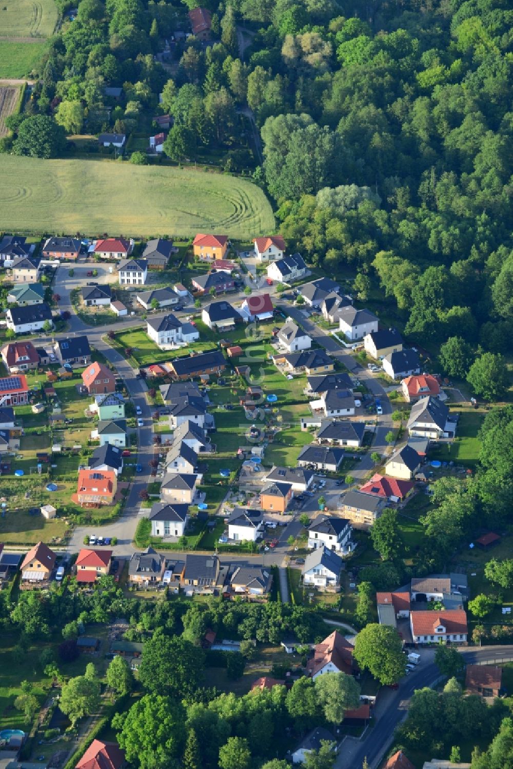 Luftaufnahme Mühlenbeck - Wohngebiet einer Einfamilienhaus- Siedlung in Mühlenbeck im Bundesland Brandenburg