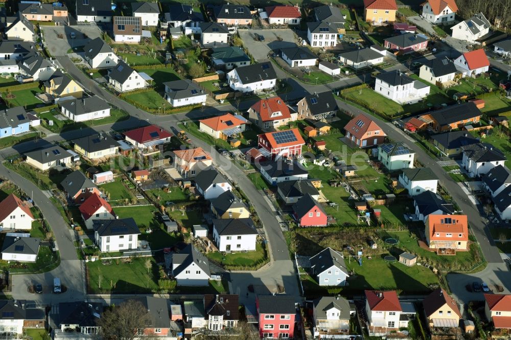 Mühlenbecker Land von oben - Wohngebiet einer Einfamilienhaus- Siedlung in Mühlenbecker Land im Bundesland Brandenburg