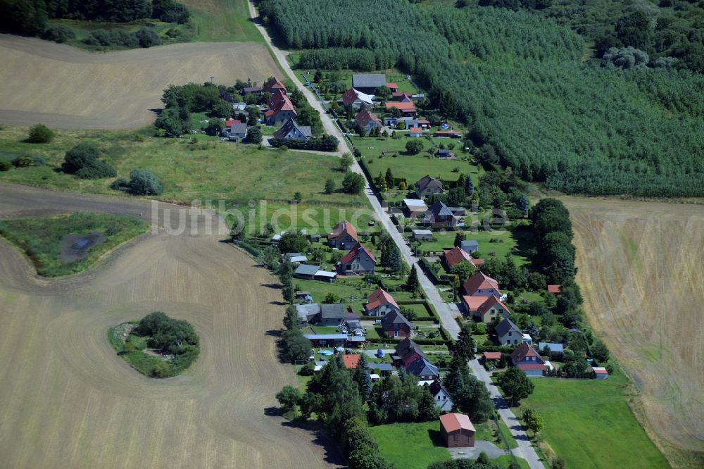 Möllenhagen von oben - Wohngebiet einer Einfamilienhaus- Siedlung in Möllenhagen im Bundesland Mecklenburg-Vorpommern