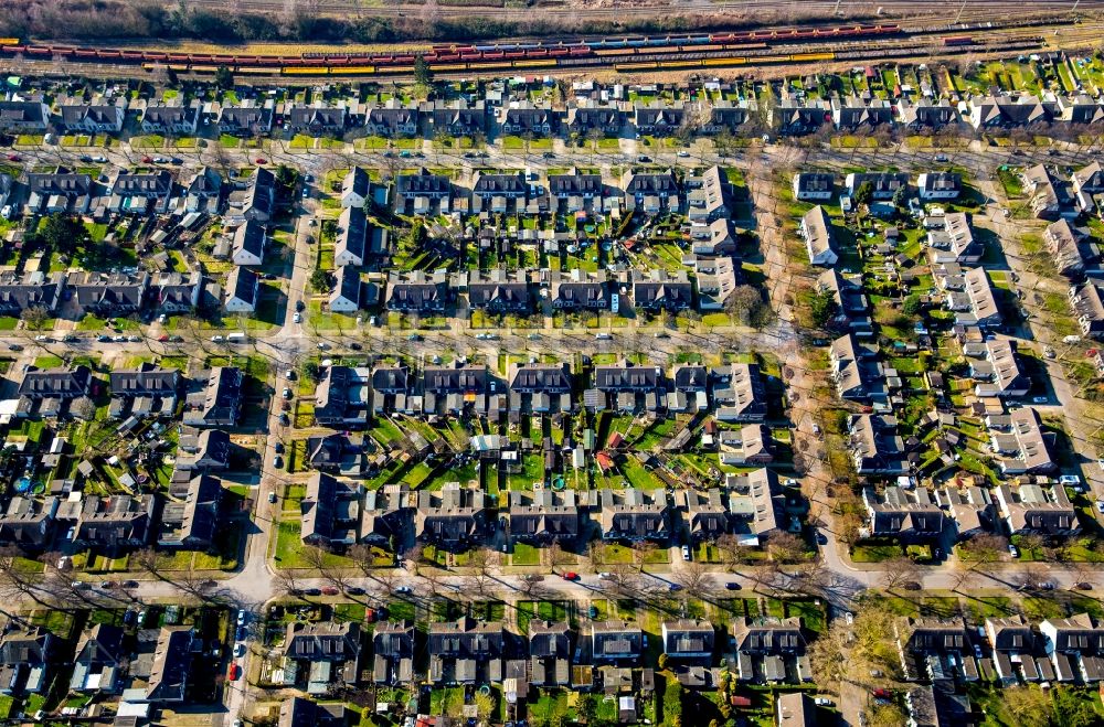 Moers von oben - Wohngebiet einer Einfamilienhaus- Siedlung in Moers im Bundesland Nordrhein-Westfalen