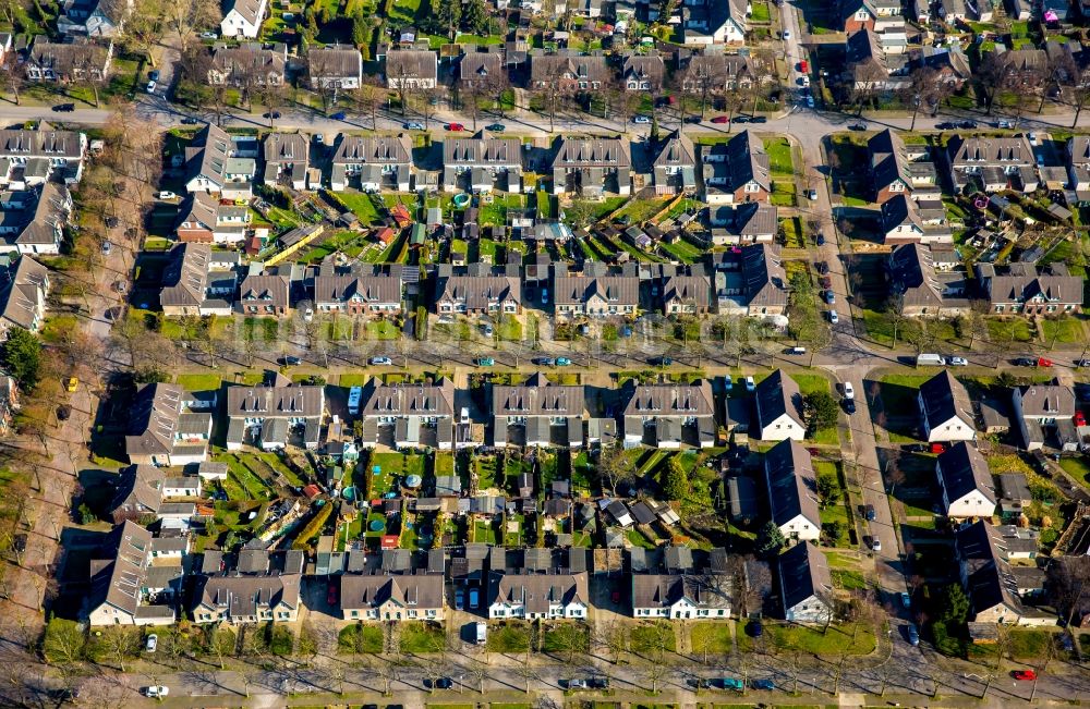 Moers von oben - Wohngebiet einer Einfamilienhaus- Siedlung in Moers im Bundesland Nordrhein-Westfalen