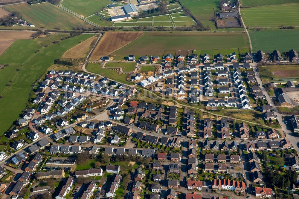 Luftaufnahme Moers - Wohngebiet einer Einfamilienhaus- Siedlung in Moers im Bundesland Nordrhein-Westfalen