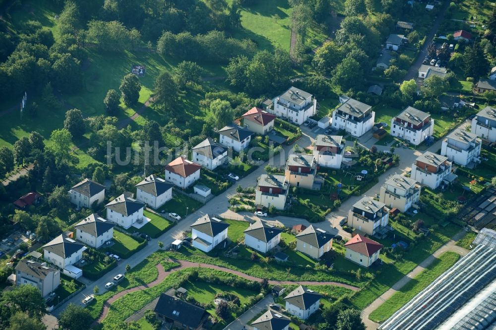 Luftaufnahme Berlin - Wohngebiet einer Einfamilienhaus- Siedlung An der Neumark in Berlin, Deutschland