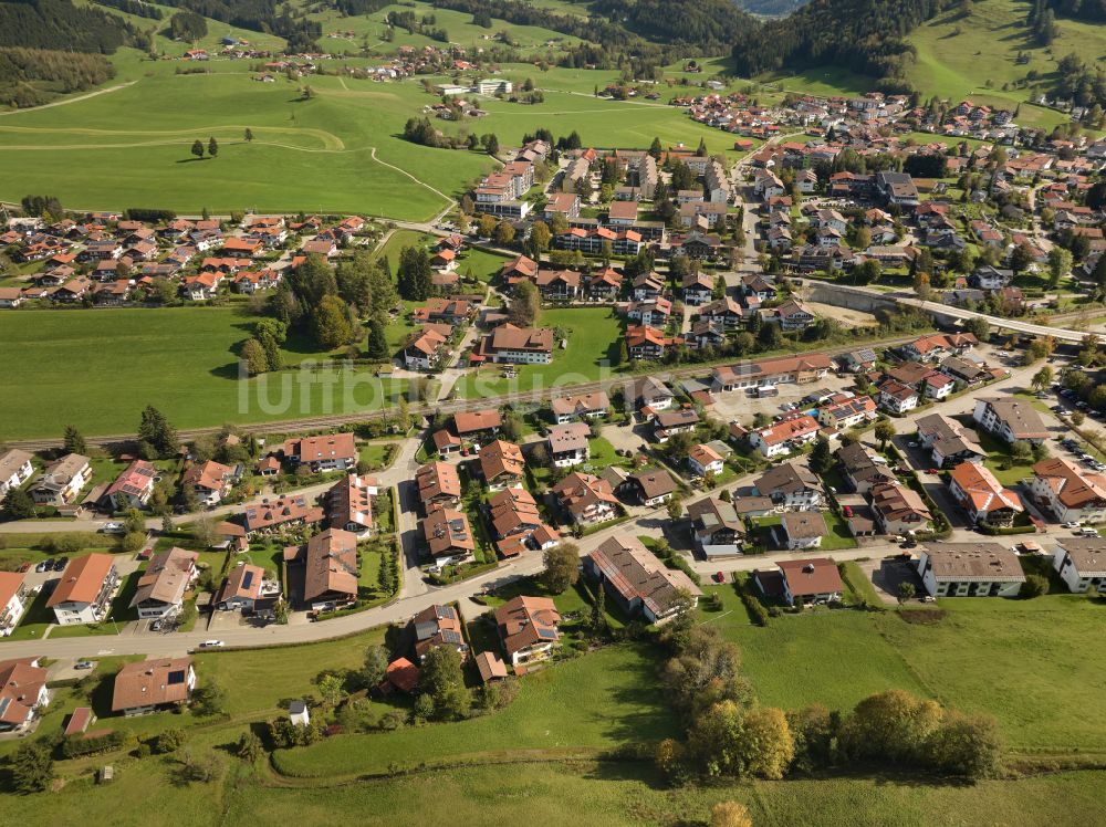 Luftaufnahme Oberstaufen - Wohngebiet einer Einfamilienhaus- Siedlung in Oberstaufen im Bundesland Bayern, Deutschland