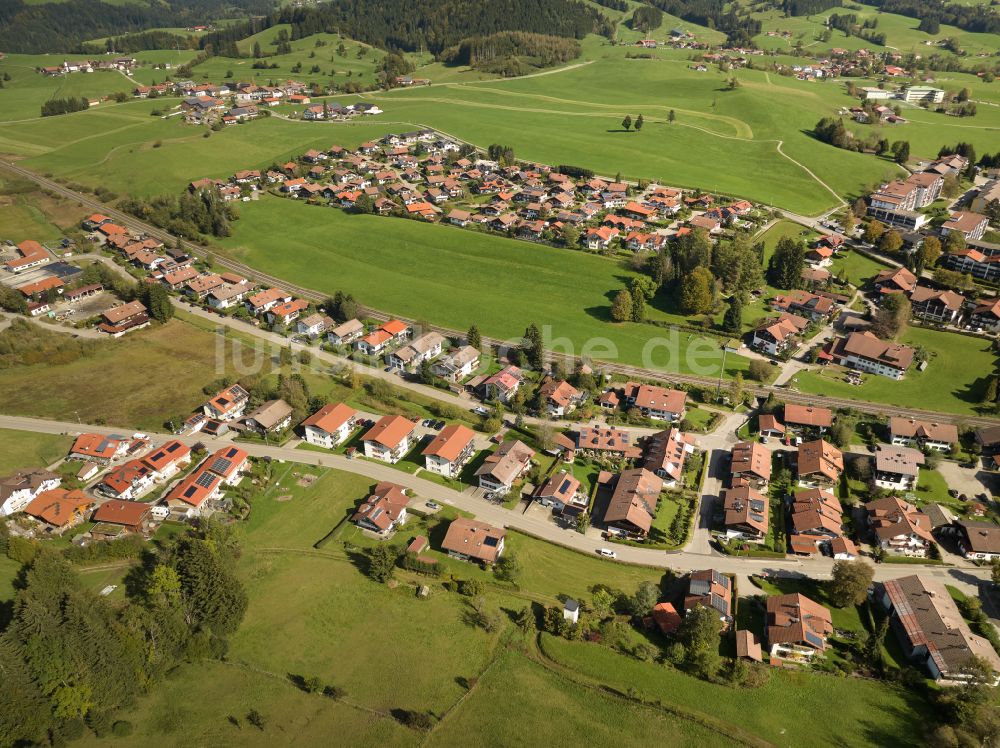 Oberstaufen von oben - Wohngebiet einer Einfamilienhaus- Siedlung in Oberstaufen im Bundesland Bayern, Deutschland