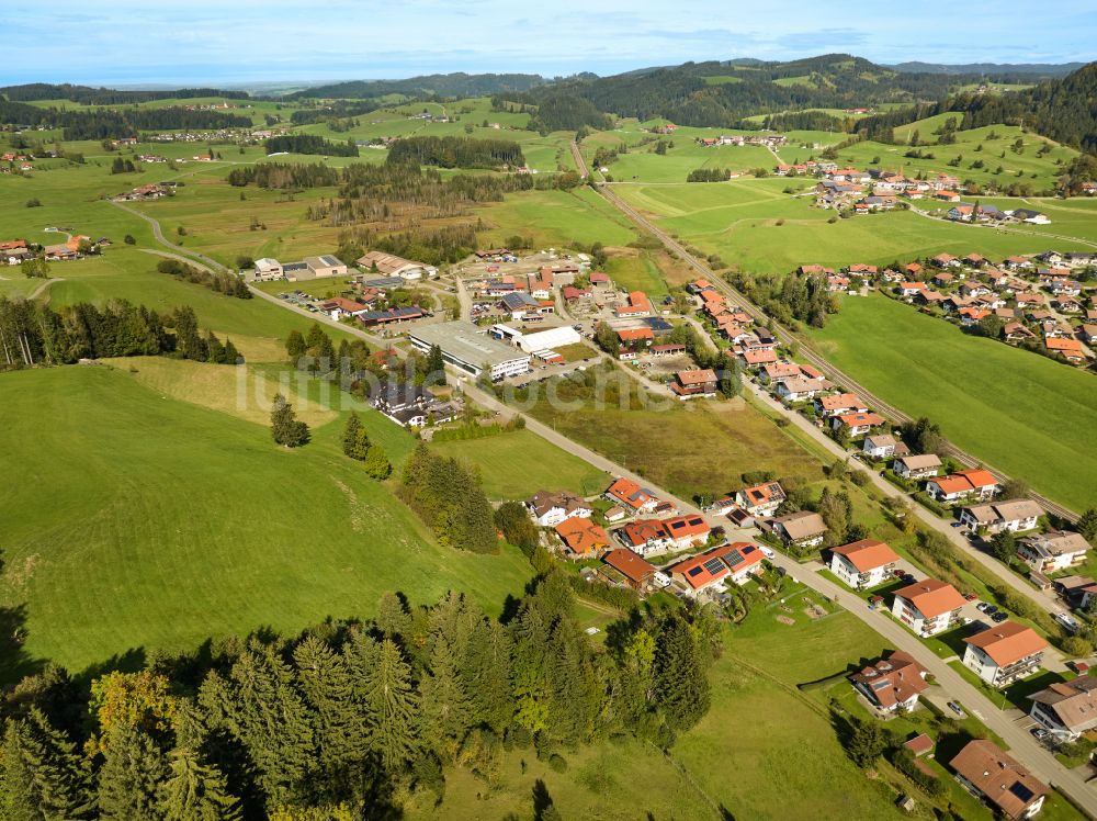 Oberstaufen aus der Vogelperspektive: Wohngebiet einer Einfamilienhaus- Siedlung in Oberstaufen im Bundesland Bayern, Deutschland