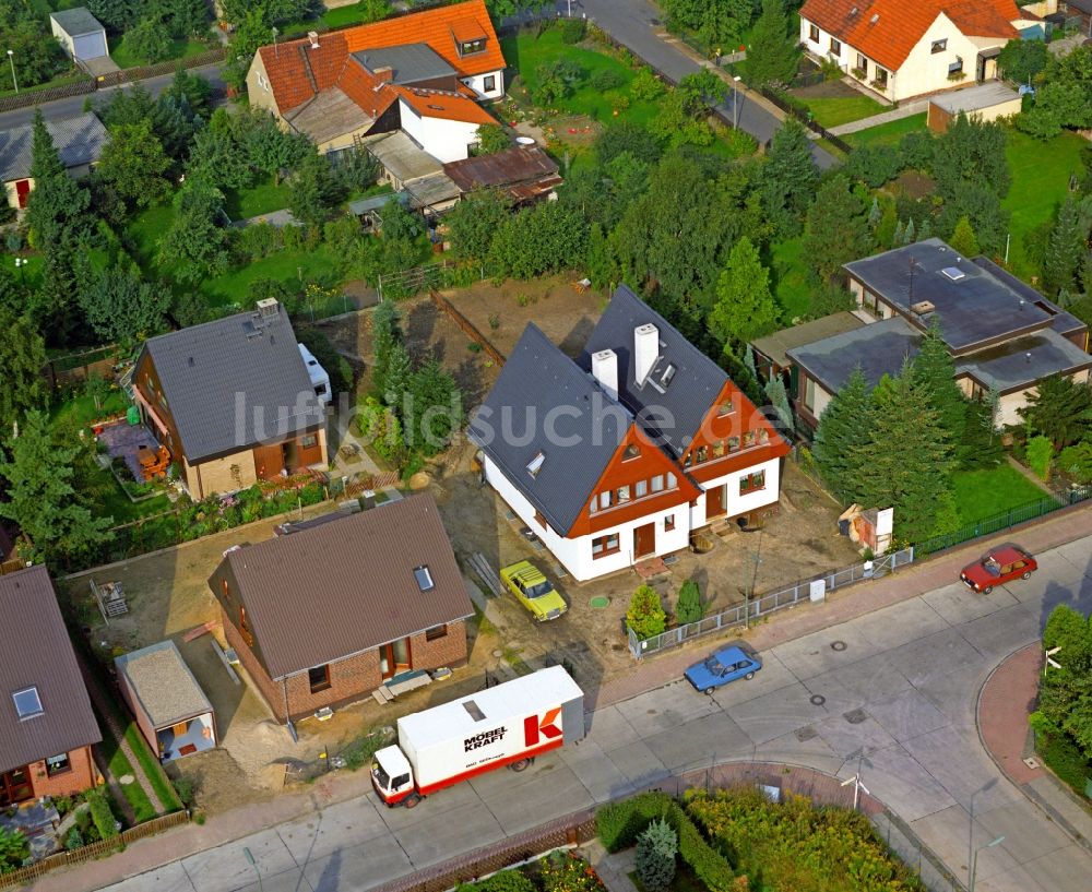 Luftaufnahme Berlin - Wohngebiet einer Einfamilienhaus- Siedlung im Ortsteil Britz in Berlin, Deutschland