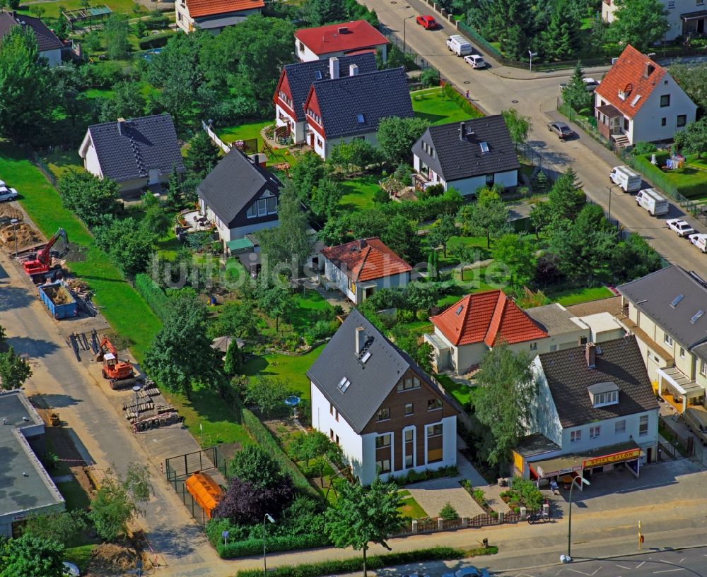 Berlin von oben - Wohngebiet einer Einfamilienhaus- Siedlung im Ortsteil Britz in Berlin, Deutschland