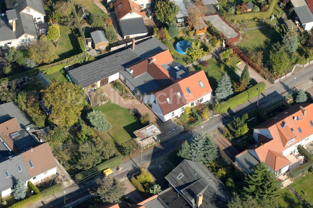 Berlin von oben - Wohngebiet einer Einfamilienhaus- Siedlung im Ortsteil Karow in Berlin, Deutschland