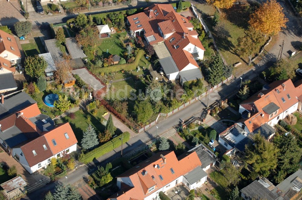 Berlin aus der Vogelperspektive: Wohngebiet einer Einfamilienhaus- Siedlung im Ortsteil Karow in Berlin, Deutschland