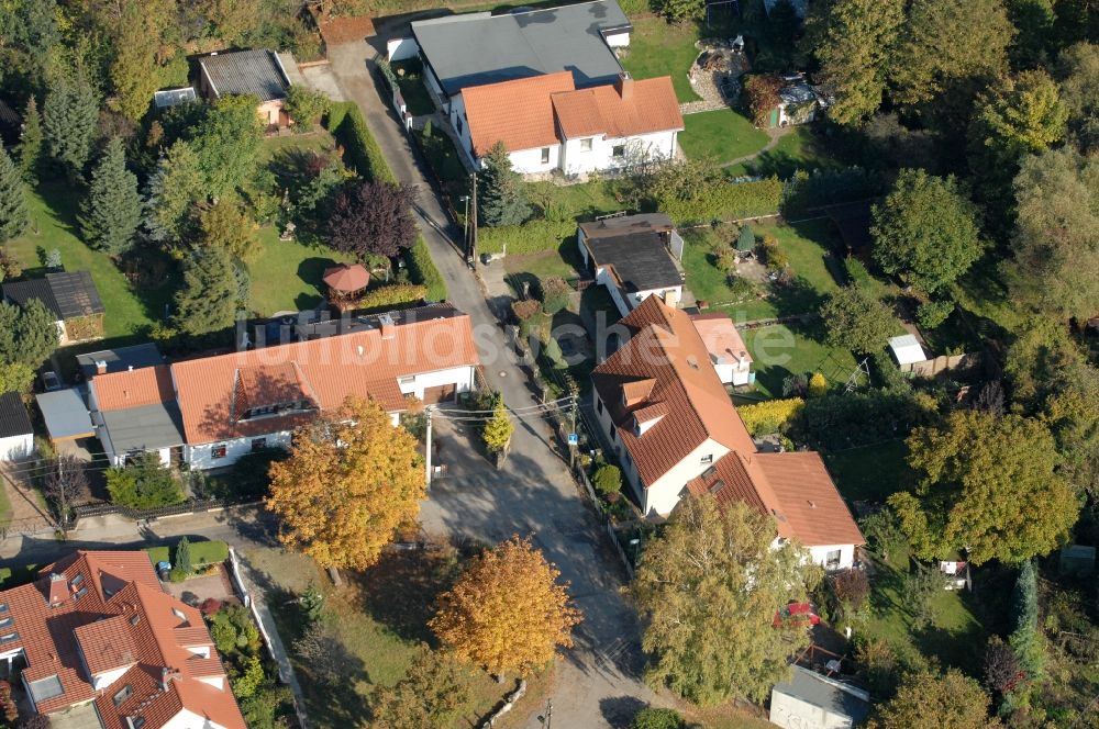 Luftbild Berlin - Wohngebiet einer Einfamilienhaus- Siedlung im Ortsteil Karow in Berlin, Deutschland