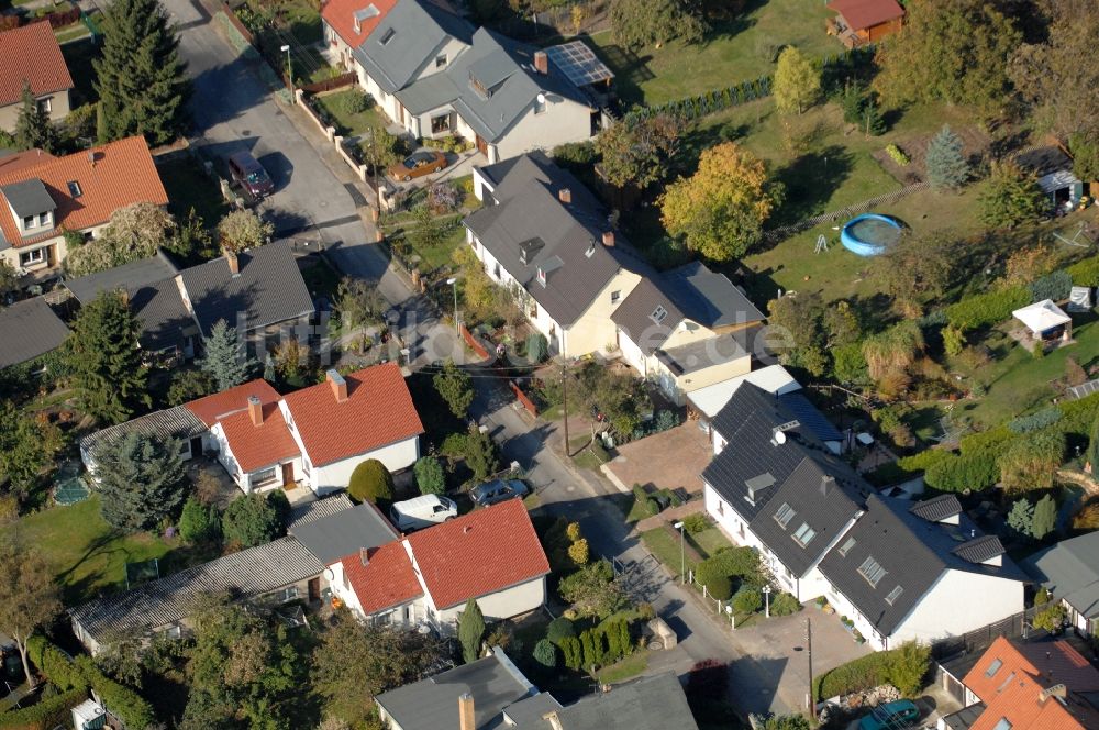 Berlin aus der Vogelperspektive: Wohngebiet einer Einfamilienhaus- Siedlung im Ortsteil Karow in Berlin, Deutschland