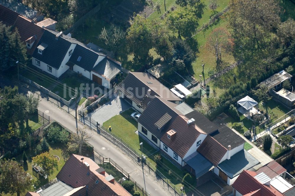 Luftbild Berlin - Wohngebiet einer Einfamilienhaus- Siedlung im Ortsteil Karow in Berlin, Deutschland