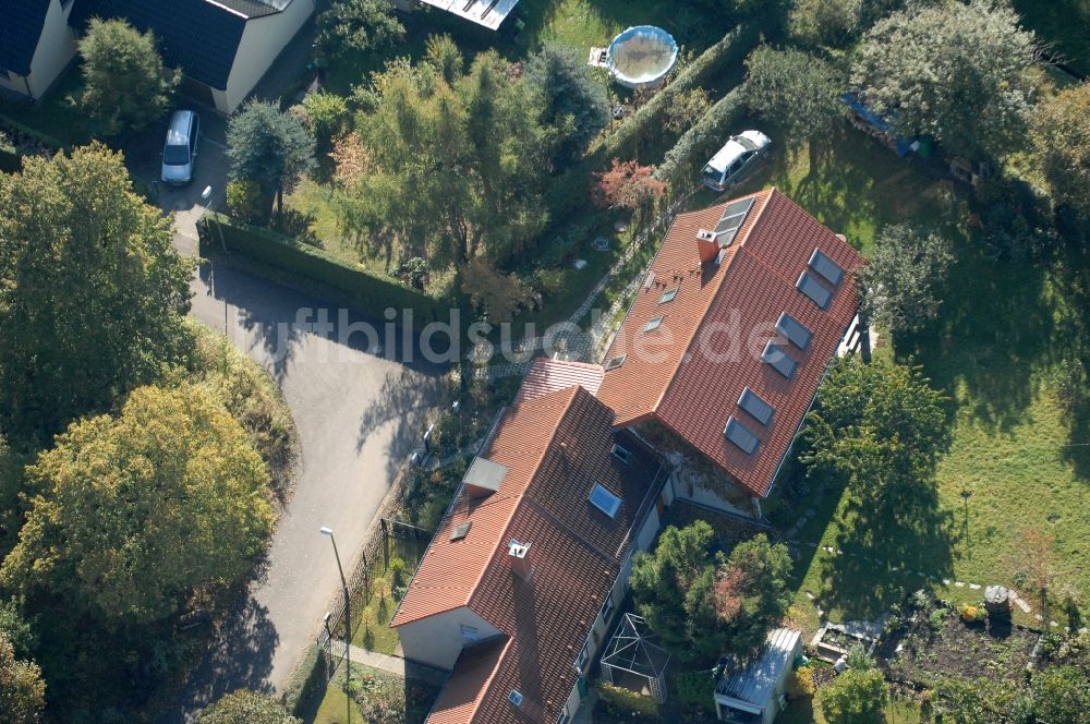 Berlin von oben - Wohngebiet einer Einfamilienhaus- Siedlung im Ortsteil Karow in Berlin, Deutschland