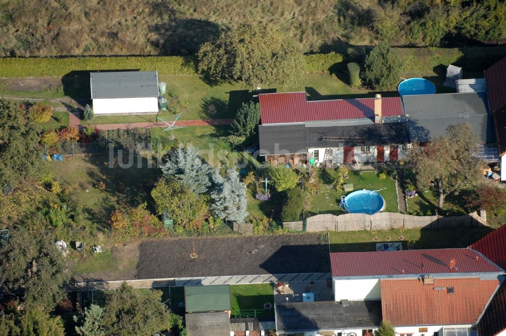 Berlin aus der Vogelperspektive: Wohngebiet einer Einfamilienhaus- Siedlung im Ortsteil Karow in Berlin, Deutschland