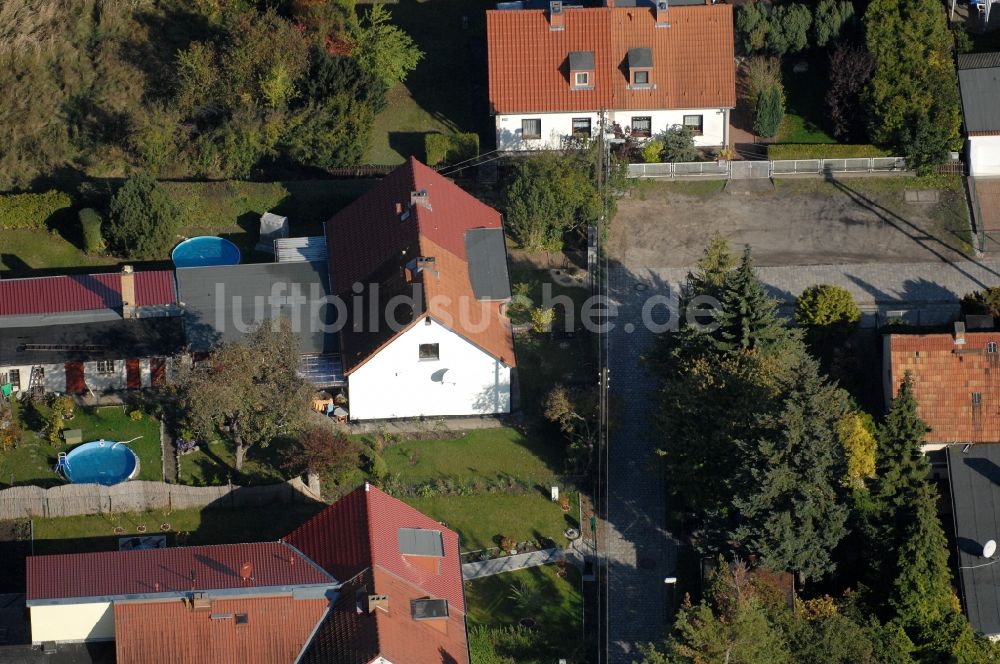 Luftbild Berlin - Wohngebiet einer Einfamilienhaus- Siedlung im Ortsteil Karow in Berlin, Deutschland