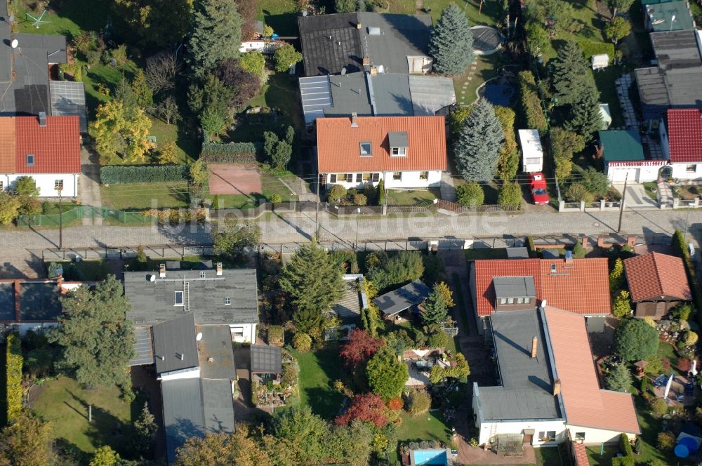 Berlin aus der Vogelperspektive: Wohngebiet einer Einfamilienhaus- Siedlung im Ortsteil Karow in Berlin, Deutschland