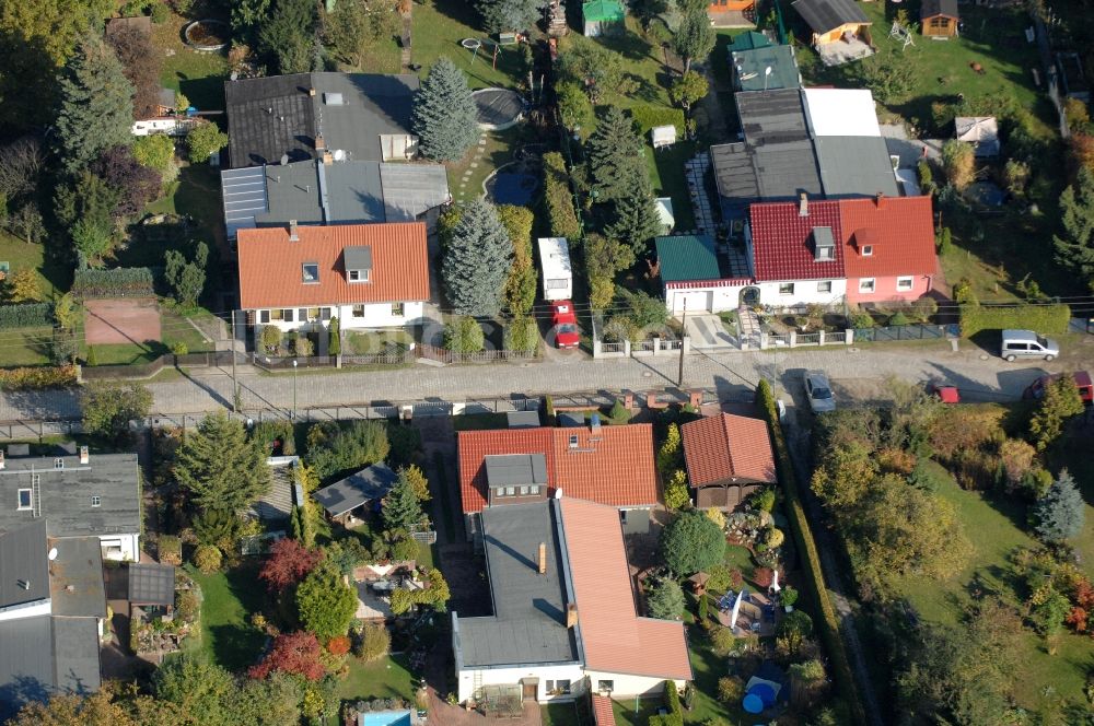 Luftbild Berlin - Wohngebiet einer Einfamilienhaus- Siedlung im Ortsteil Karow in Berlin, Deutschland