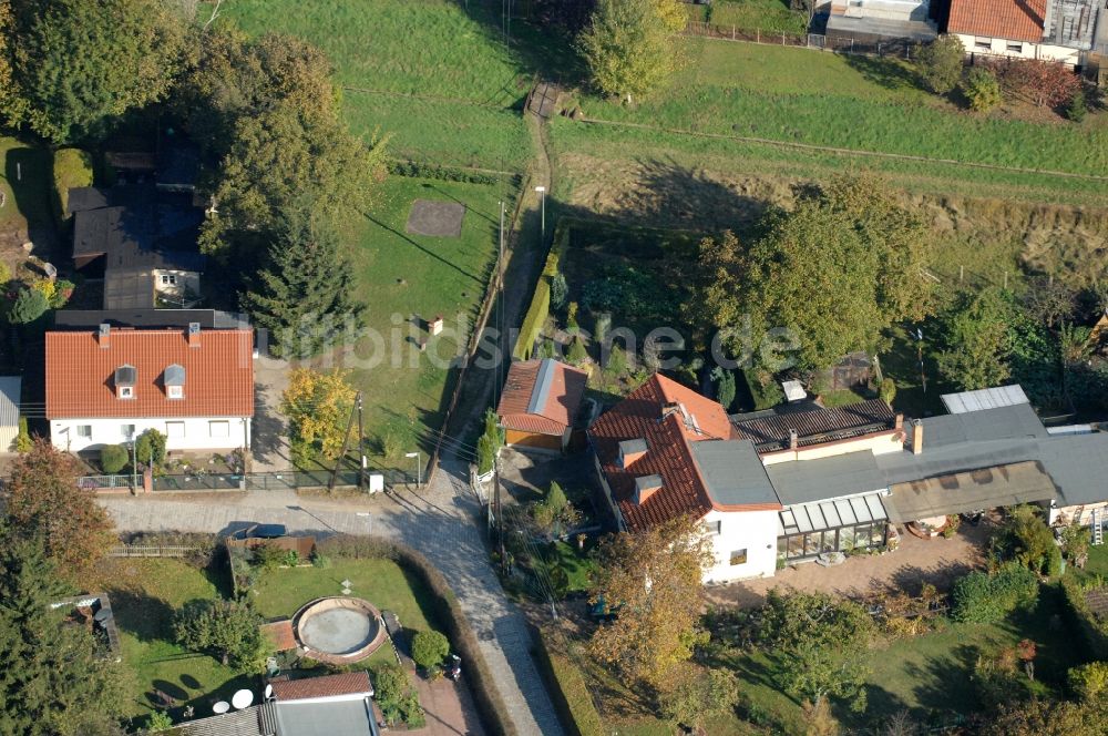 Luftbild Berlin - Wohngebiet einer Einfamilienhaus- Siedlung im Ortsteil Karow in Berlin, Deutschland