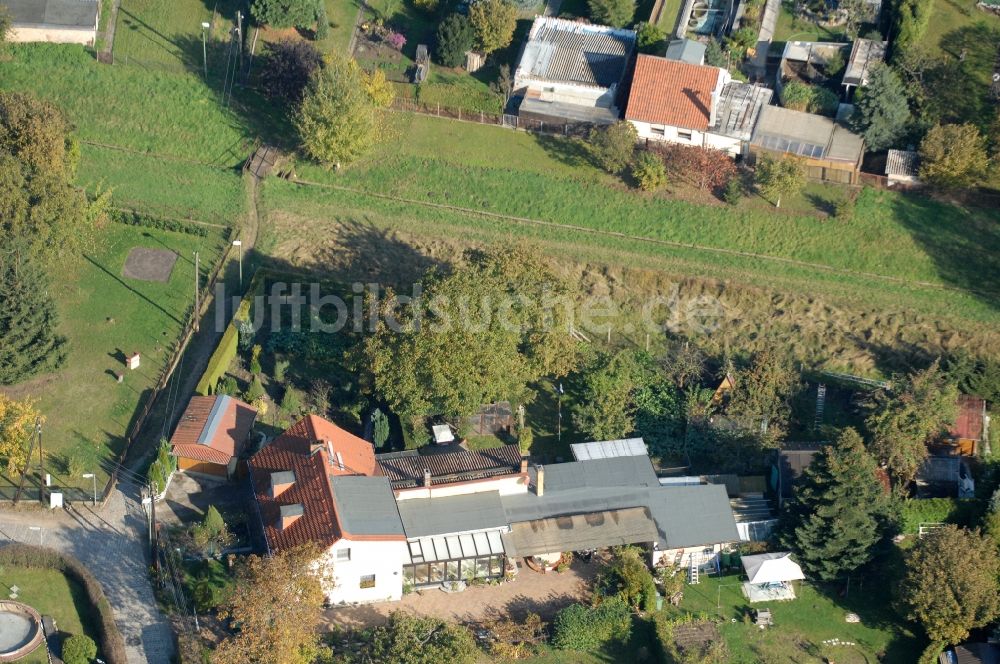 Luftaufnahme Berlin - Wohngebiet einer Einfamilienhaus- Siedlung im Ortsteil Karow in Berlin, Deutschland