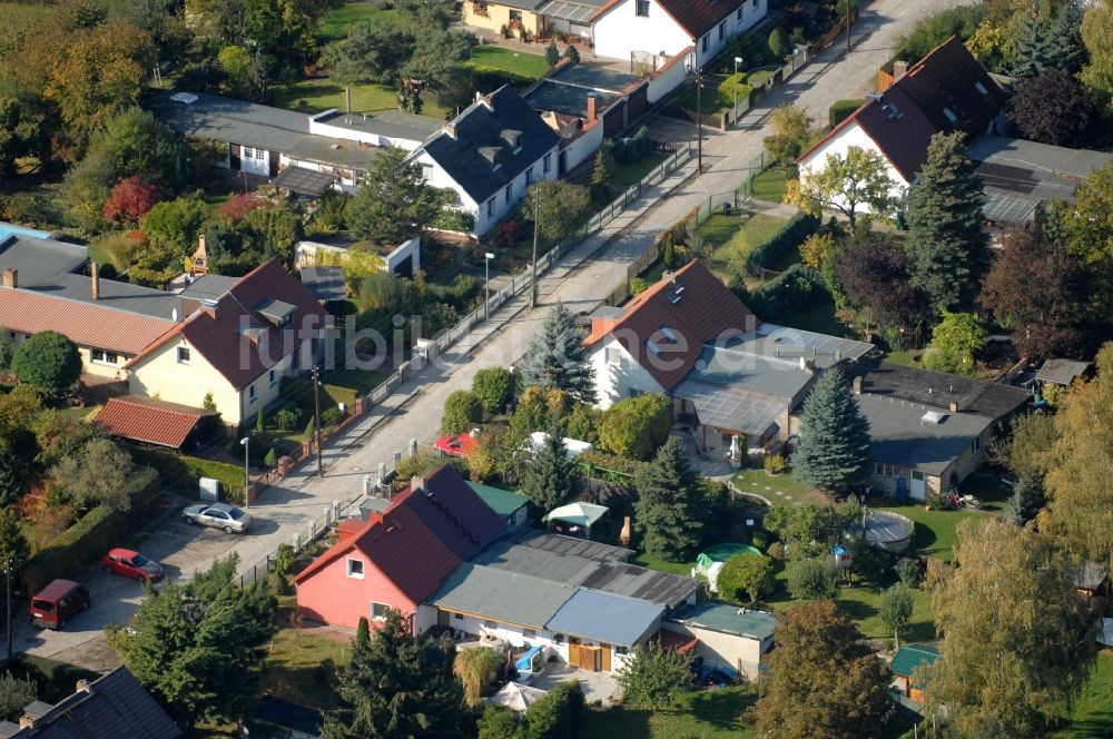 Luftbild Berlin - Wohngebiet einer Einfamilienhaus- Siedlung im Ortsteil Karow in Berlin, Deutschland