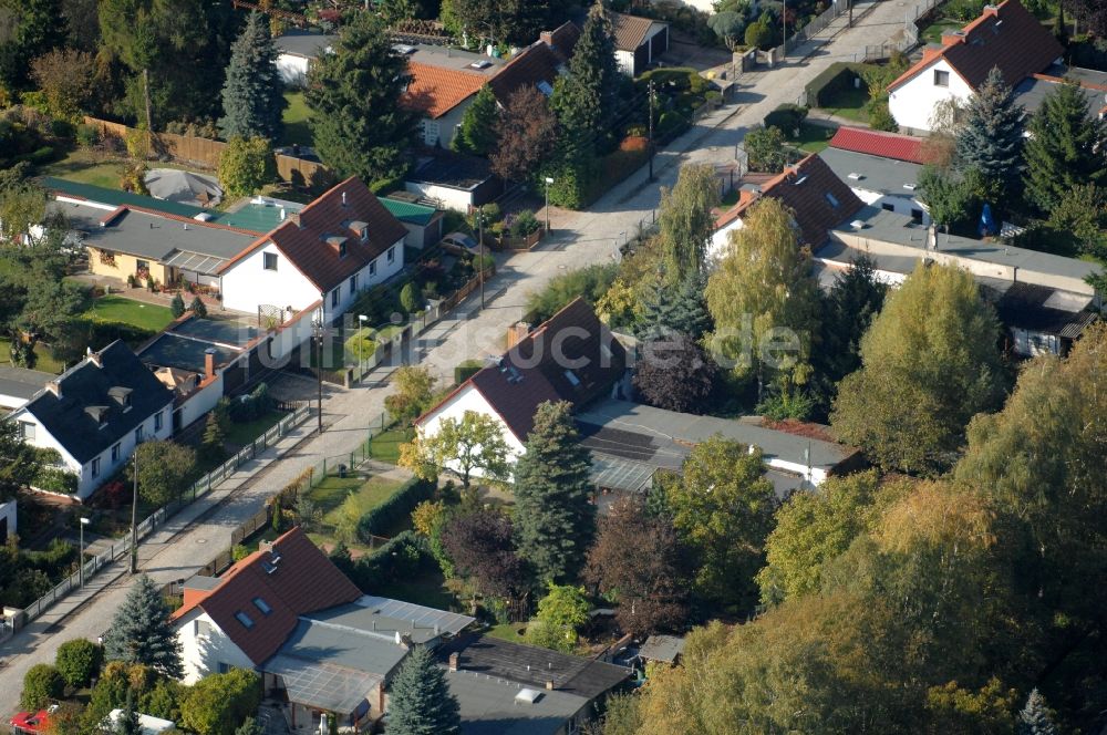 Luftaufnahme Berlin - Wohngebiet einer Einfamilienhaus- Siedlung im Ortsteil Karow in Berlin, Deutschland