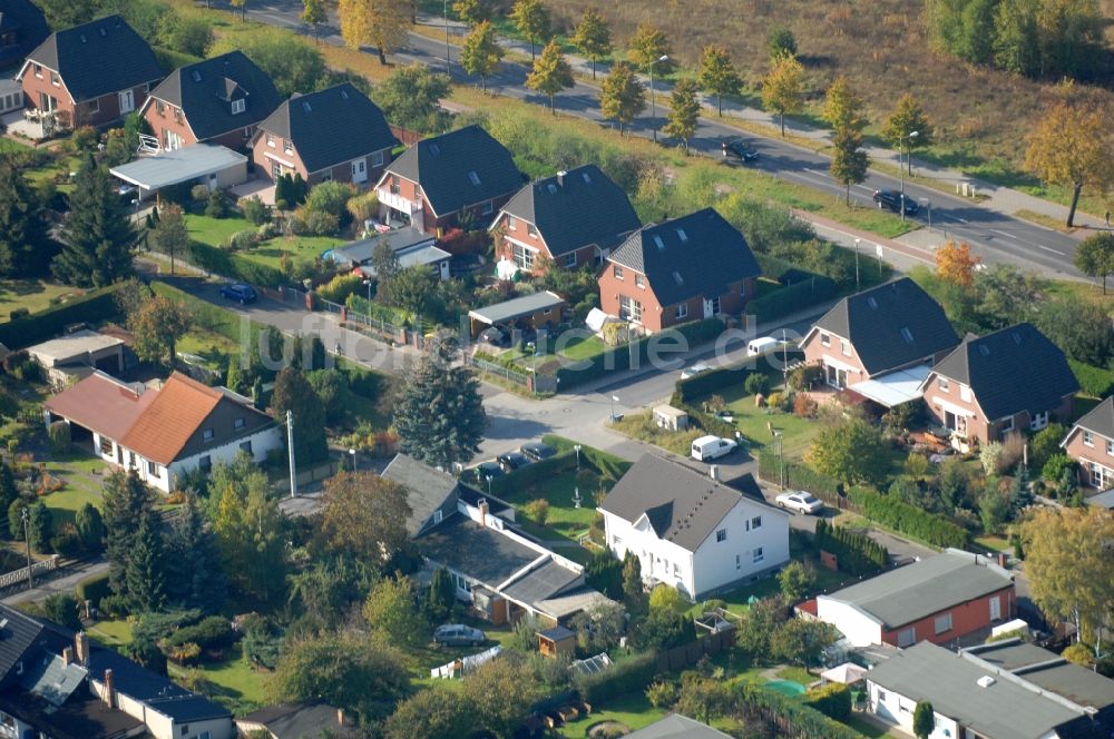 Luftbild Berlin - Wohngebiet einer Einfamilienhaus- Siedlung im Ortsteil Karow in Berlin, Deutschland