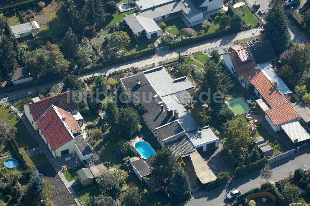 Luftaufnahme Berlin - Wohngebiet einer Einfamilienhaus- Siedlung im Ortsteil Karow in Berlin, Deutschland