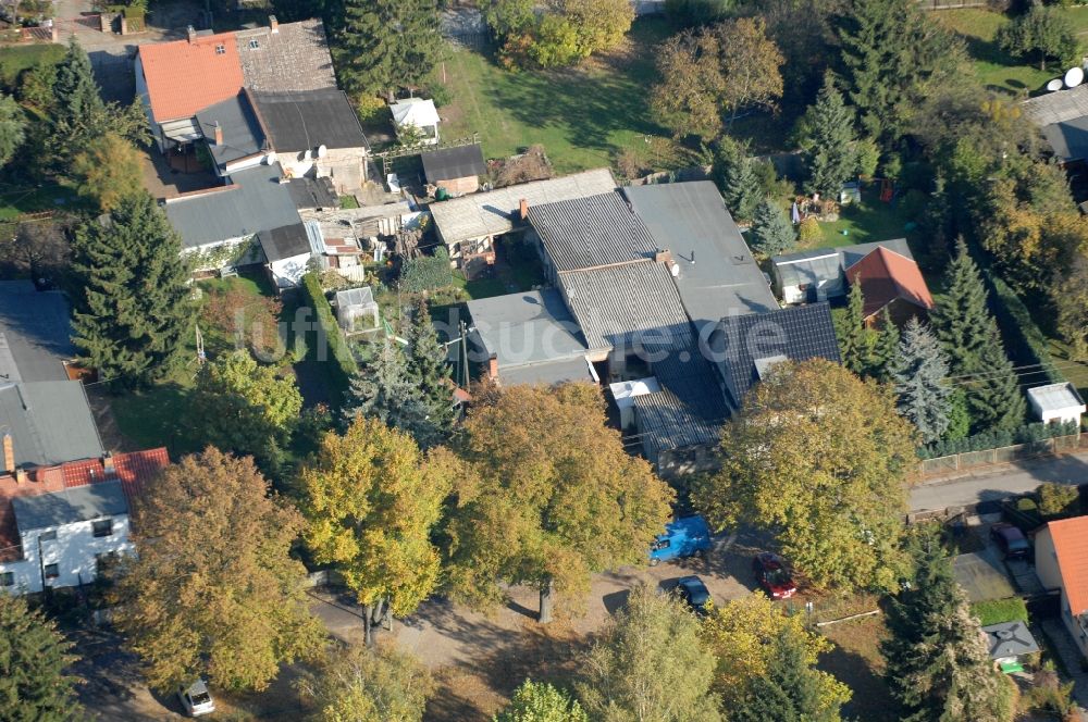 Luftaufnahme Berlin - Wohngebiet einer Einfamilienhaus- Siedlung im Ortsteil Karow in Berlin, Deutschland