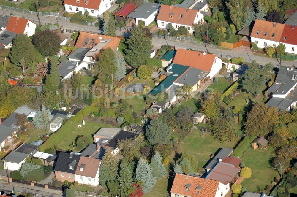 Luftbild Berlin - Wohngebiet einer Einfamilienhaus- Siedlung im Ortsteil Karow in Berlin, Deutschland