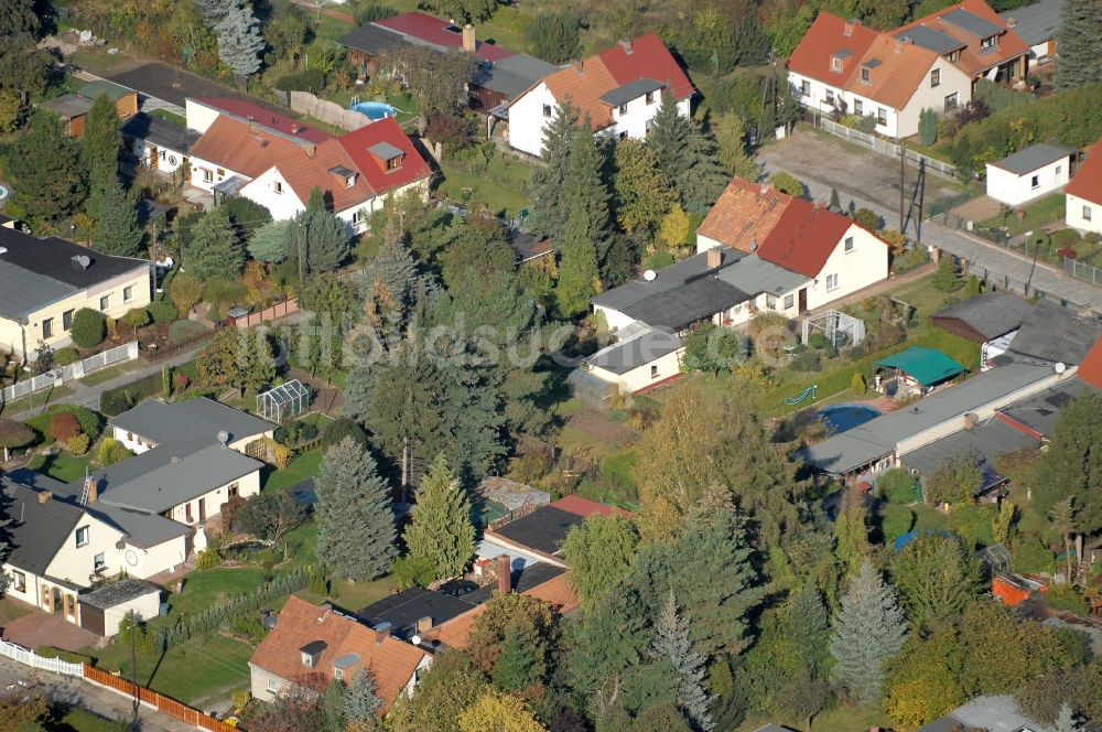 Berlin von oben - Wohngebiet einer Einfamilienhaus- Siedlung im Ortsteil Karow in Berlin, Deutschland