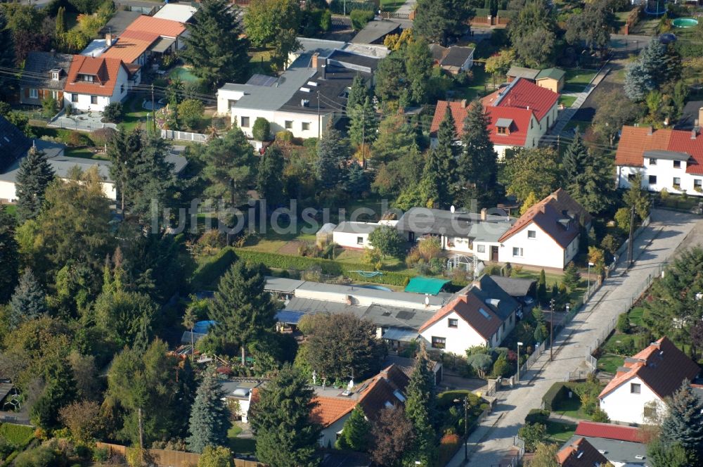 Berlin von oben - Wohngebiet einer Einfamilienhaus- Siedlung im Ortsteil Karow in Berlin, Deutschland