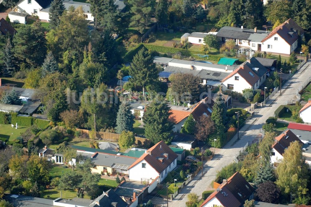 Berlin aus der Vogelperspektive: Wohngebiet einer Einfamilienhaus- Siedlung im Ortsteil Karow in Berlin, Deutschland