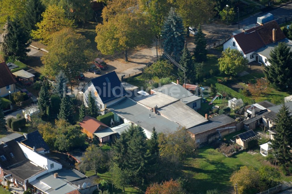 Luftbild Berlin - Wohngebiet einer Einfamilienhaus- Siedlung im Ortsteil Karow in Berlin, Deutschland