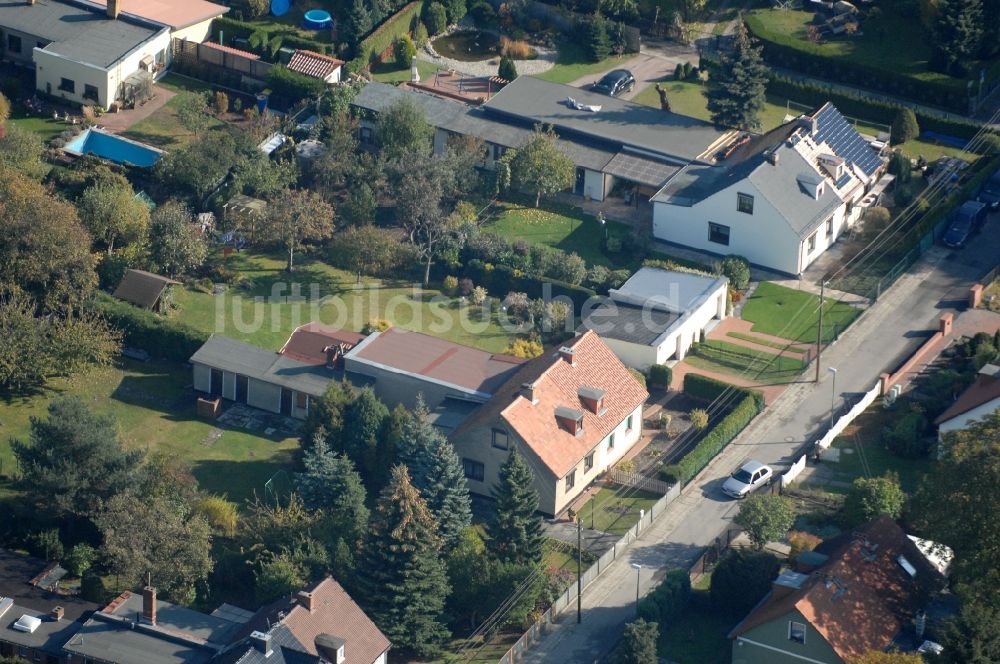 Luftbild Berlin - Wohngebiet einer Einfamilienhaus- Siedlung im Ortsteil Karow in Berlin, Deutschland